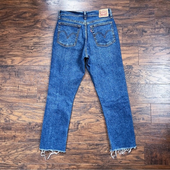 Levi’s • Wedgie Straight jeans distressed medium wash frayed hem ripped knee - Picture 9 of 11